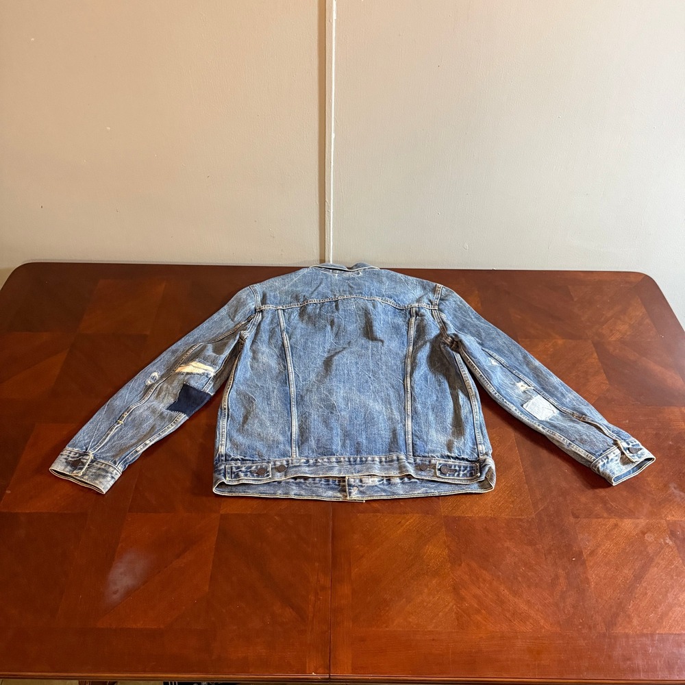 Levi Strauss & Co Mens XL Distressed Trucker Jacket Light Wash Blue 72334-0296 - Picture 2 of 16
